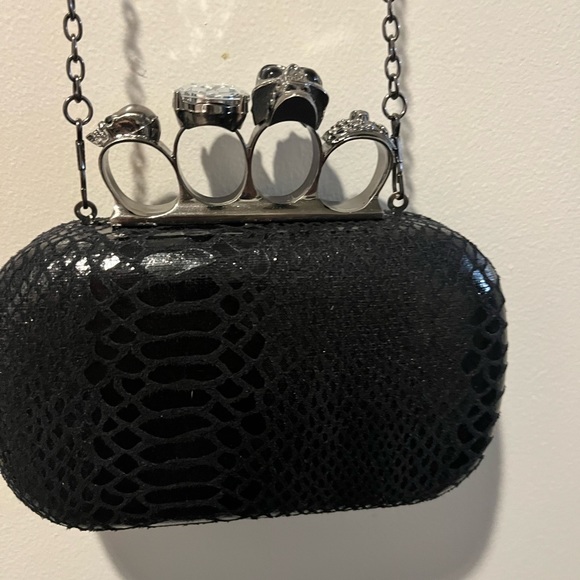 🔥NEW SKULLS & RING KNUCKLE PU SNAKE SKIN PRINT CROSSBODY ALL OFFERS CONSIDERED - Picture 4 of 4